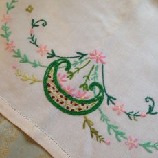 画像4: ＊手刺繍 テーブルセンター 花モチーフ (4)