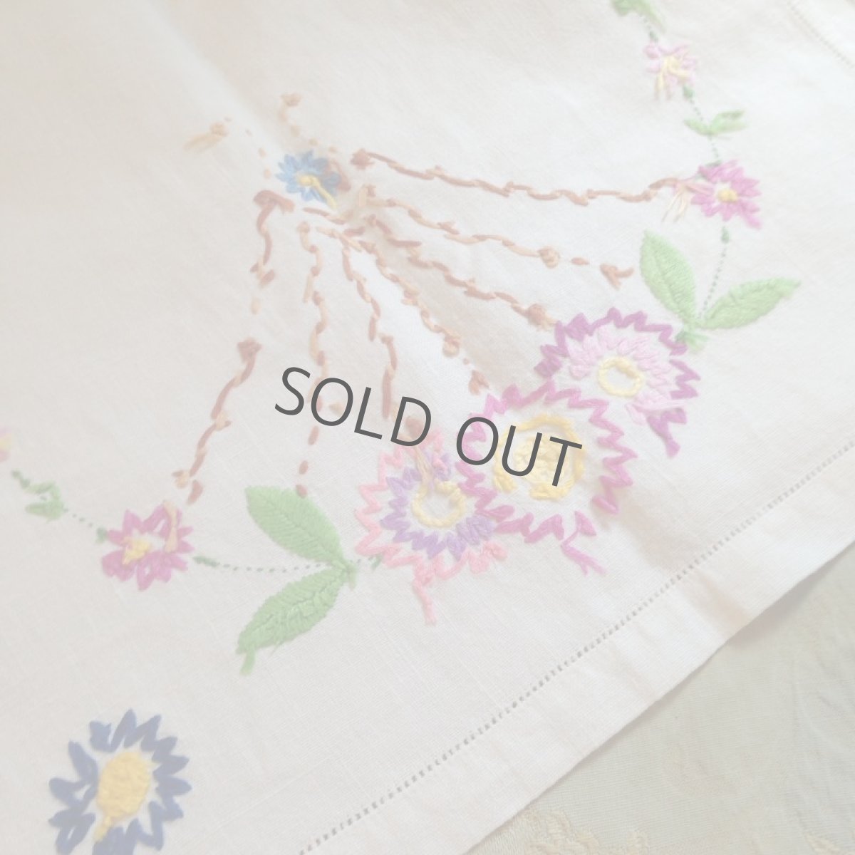 画像7: ＊手刺繍 テーブルセンター 花モチーフ (7)