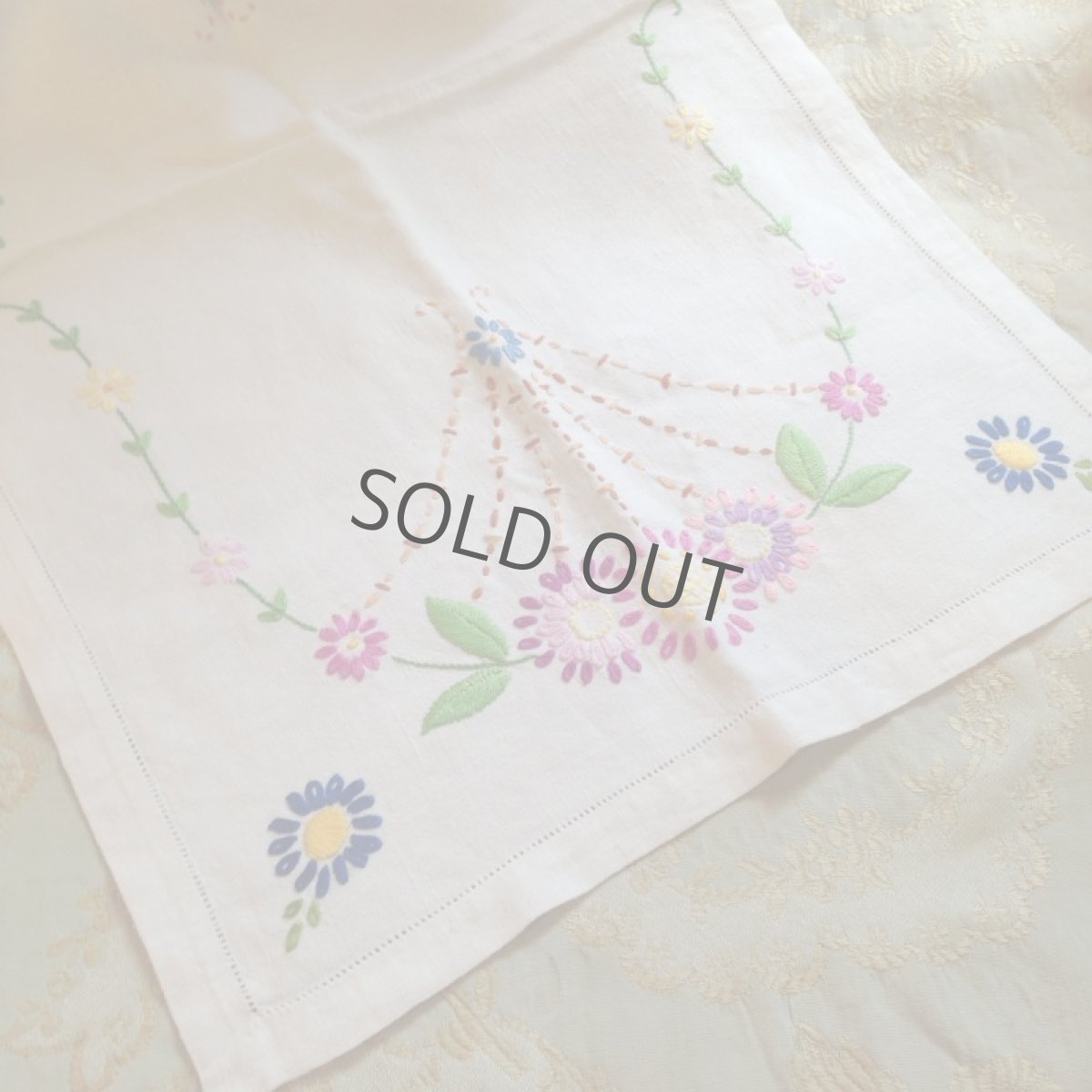 画像2: ＊手刺繍 テーブルセンター 花モチーフ (2)