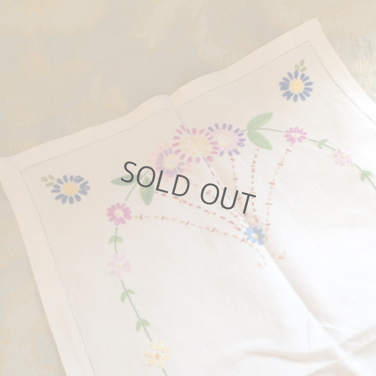 画像4: ＊手刺繍 テーブルセンター 花モチーフ (4)