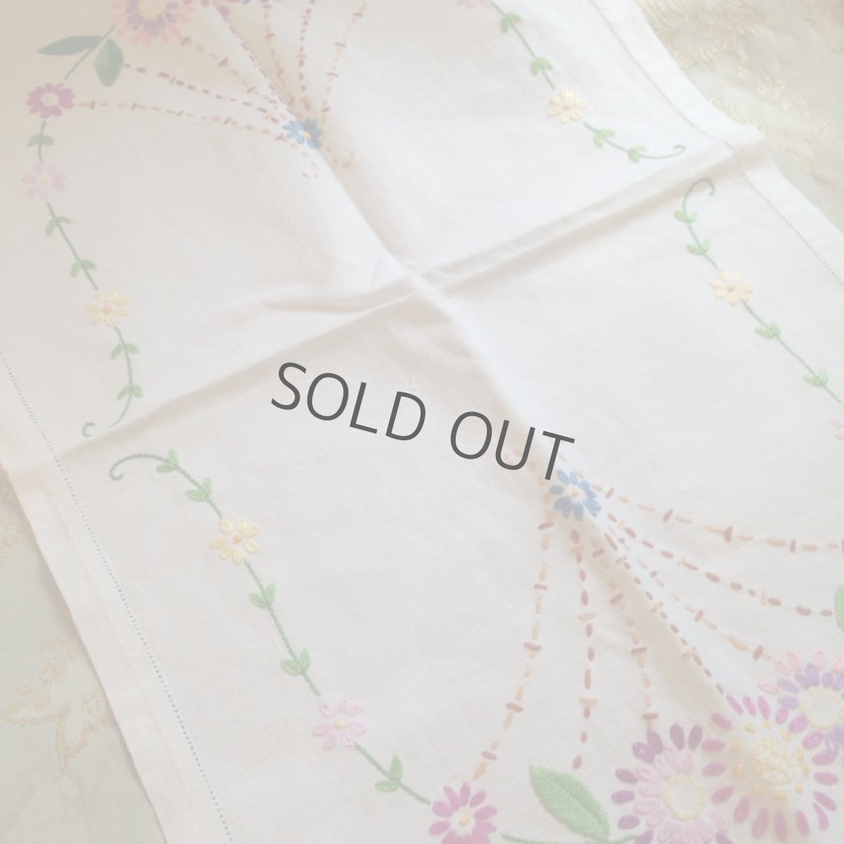 画像3: ＊手刺繍 テーブルセンター 花モチーフ (3)