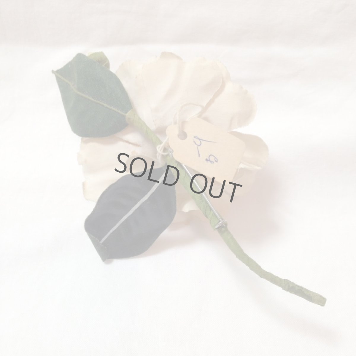 画像2: 布花 白 ペップ赤 葉蕾付き (2)