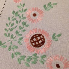 画像8: テーブルリネン グレーベージュ 刺繍 花 ピンク/ペールグリーン (8)