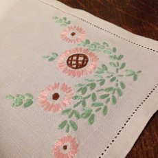 画像5: テーブルリネン グレーベージュ 刺繍 花 ピンク/ペールグリーン (5)