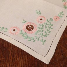 画像4: テーブルリネン グレーベージュ 刺繍 花 ピンク/ペールグリーン (4)