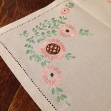画像7: テーブルリネン グレーベージュ 刺繍 花 ピンク/ペールグリーン (7)