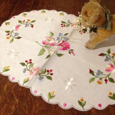 画像1: テーブルリネン ホワイト 刺繍 だ円 花 ピンク/グリーン/水色 (1)