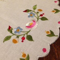 画像4: テーブルリネン ホワイト 刺繍 だ円 花 ピンク/グリーン/水色 (4)
