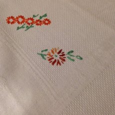 画像3: テーブルリネン ホワイト 織り/刺繍 小花 オレンジ/パープル (3)