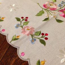 画像5: テーブルリネン ホワイト 刺繍 だ円 花 ピンク/グリーン/水色 (5)