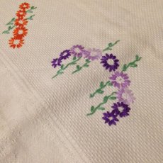 画像4: テーブルリネン ホワイト 織り/刺繍 小花 オレンジ/パープル (4)