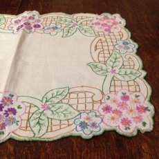 画像4: テーブルリネン 刺繍 花と草 ペールグリーン/パープル/茶 (4)