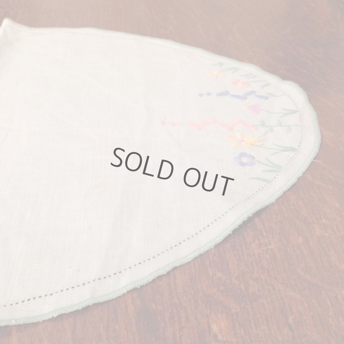 画像4: テーブルリネン グリーン 刺繍 小花 パステル調 だ円 ※訳あり (4)