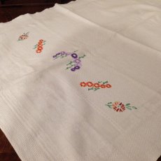 画像2: テーブルリネン ホワイト 織り/刺繍 小花 オレンジ/パープル (2)