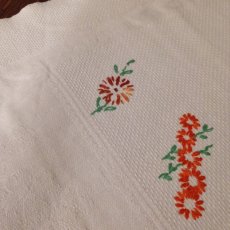 画像5: テーブルリネン ホワイト 織り/刺繍 小花 オレンジ/パープル (5)
