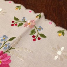 画像6: テーブルリネン ホワイト 刺繍 だ円 花 ピンク/グリーン/水色 (6)
