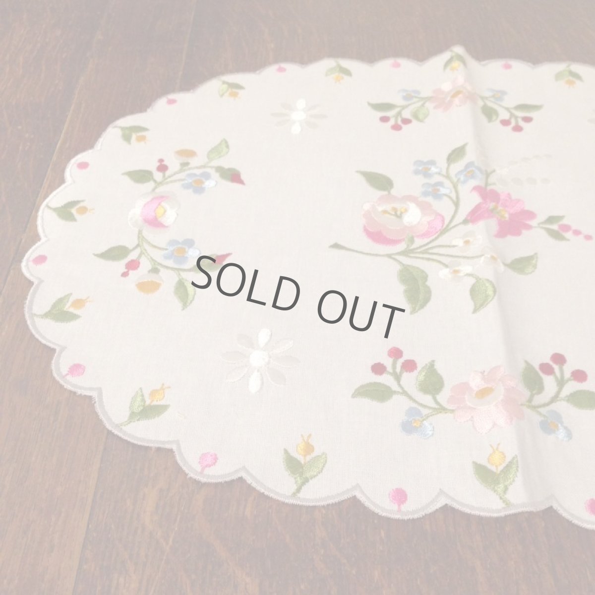 画像2: テーブルリネン ホワイト 刺繍 だ円 花 ピンク/グリーン/水色 (2)