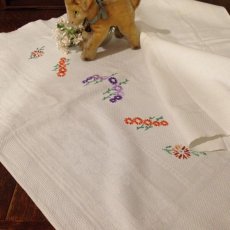 画像1: テーブルリネン ホワイト 織り/刺繍 小花 オレンジ/パープル (1)