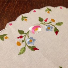 画像7: テーブルリネン ホワイト 刺繍 だ円 花 ピンク/グリーン/水色 (7)