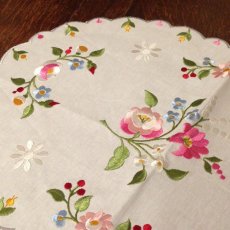 画像9: テーブルリネン ホワイト 刺繍 だ円 花 ピンク/グリーン/水色 (9)