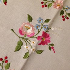 画像8: テーブルリネン ホワイト 刺繍 だ円 花 ピンク/グリーン/水色 (8)