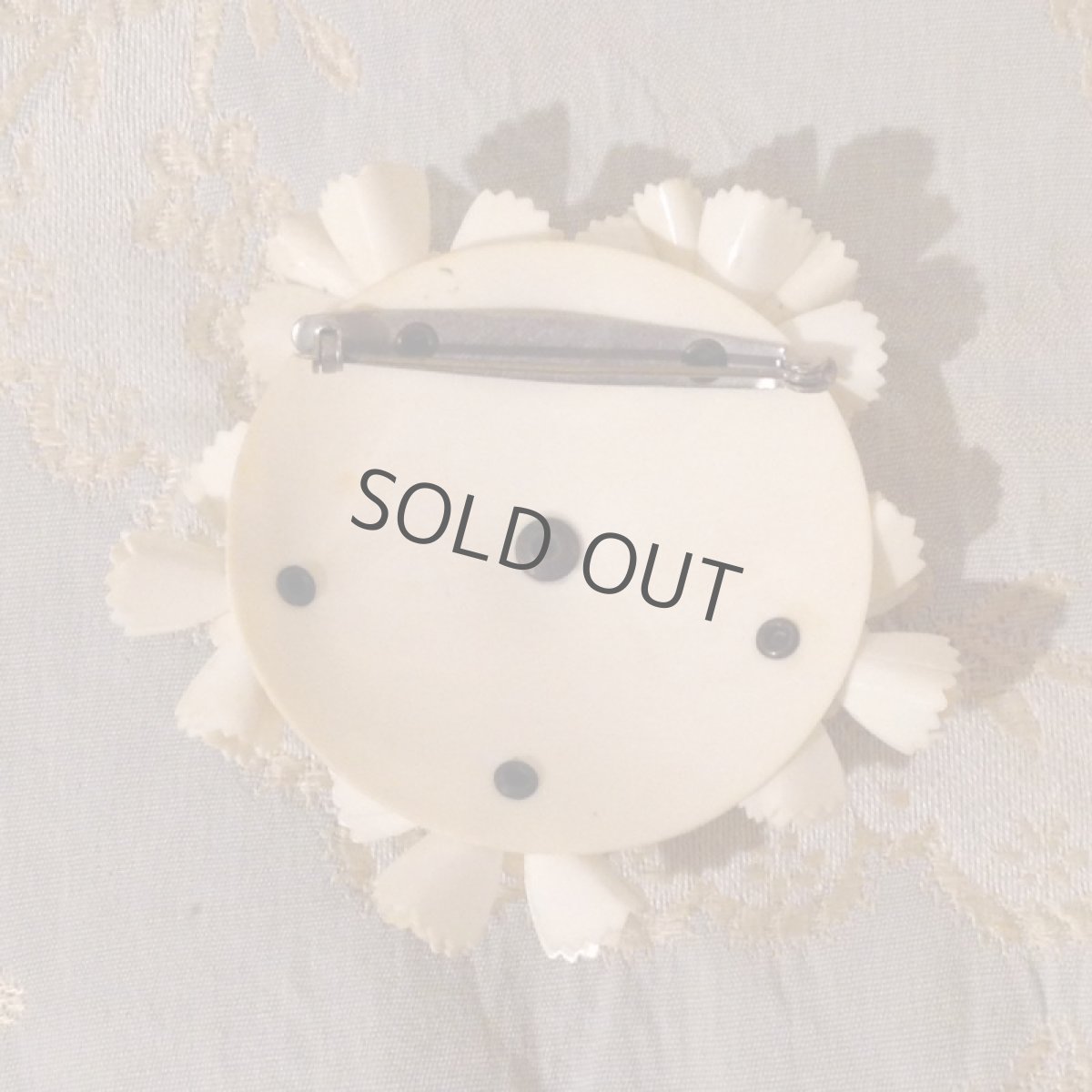 画像2: ブローチ 白花 (セルロイド) (2)