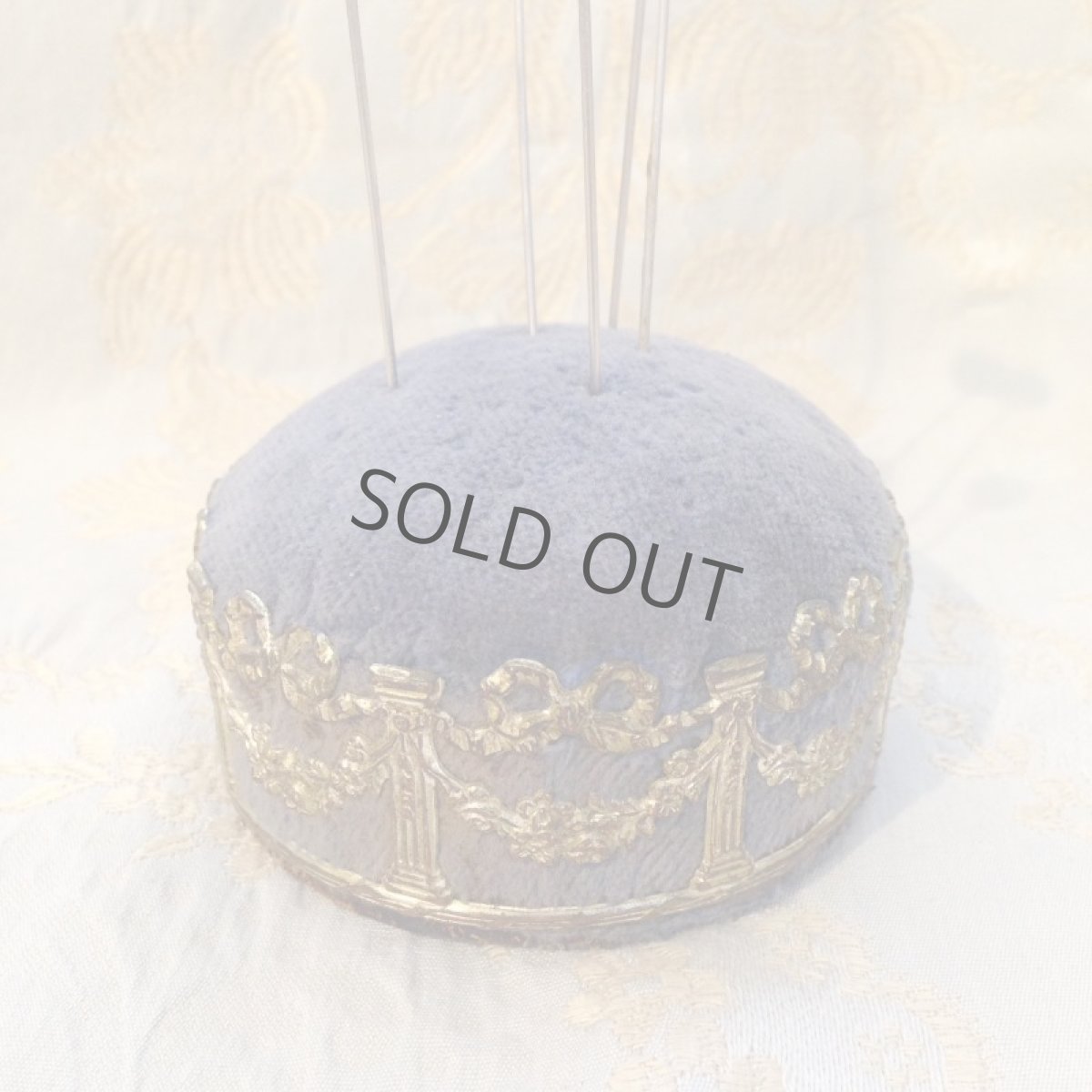 画像2: 手芸用品 ピンクッション くすんだブルー/リボンの装飾 (ハットピン込み) (2)