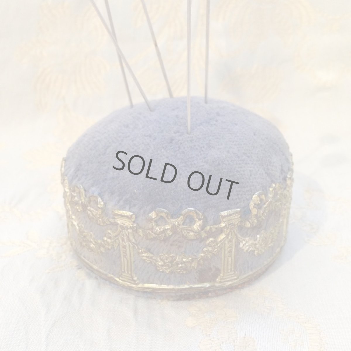 画像3: 手芸用品 ピンクッション くすんだブルー/リボンの装飾 (ハットピン込み) (3)