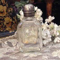 画像3: 香水ビン シルバーの飾り 花 四角 (3)