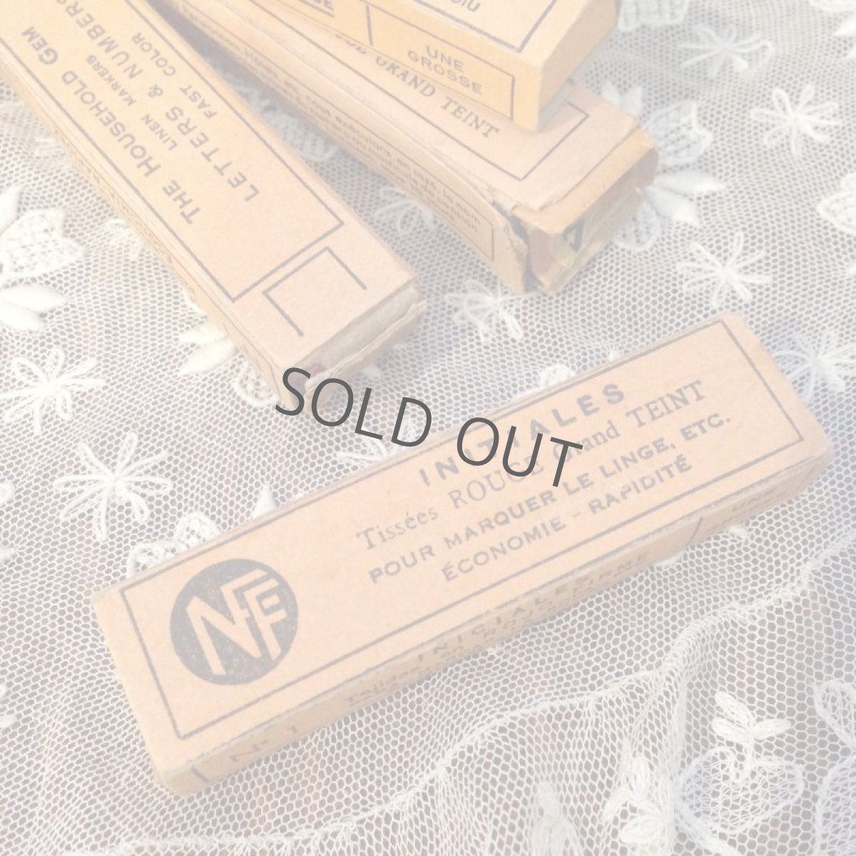 画像2: 手芸用品 イニシャルテープ 薄オレンジ 箱付き (2)