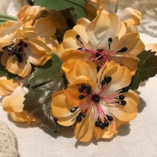 画像2: 布花 オレンジ色の花束 葉付き (2)