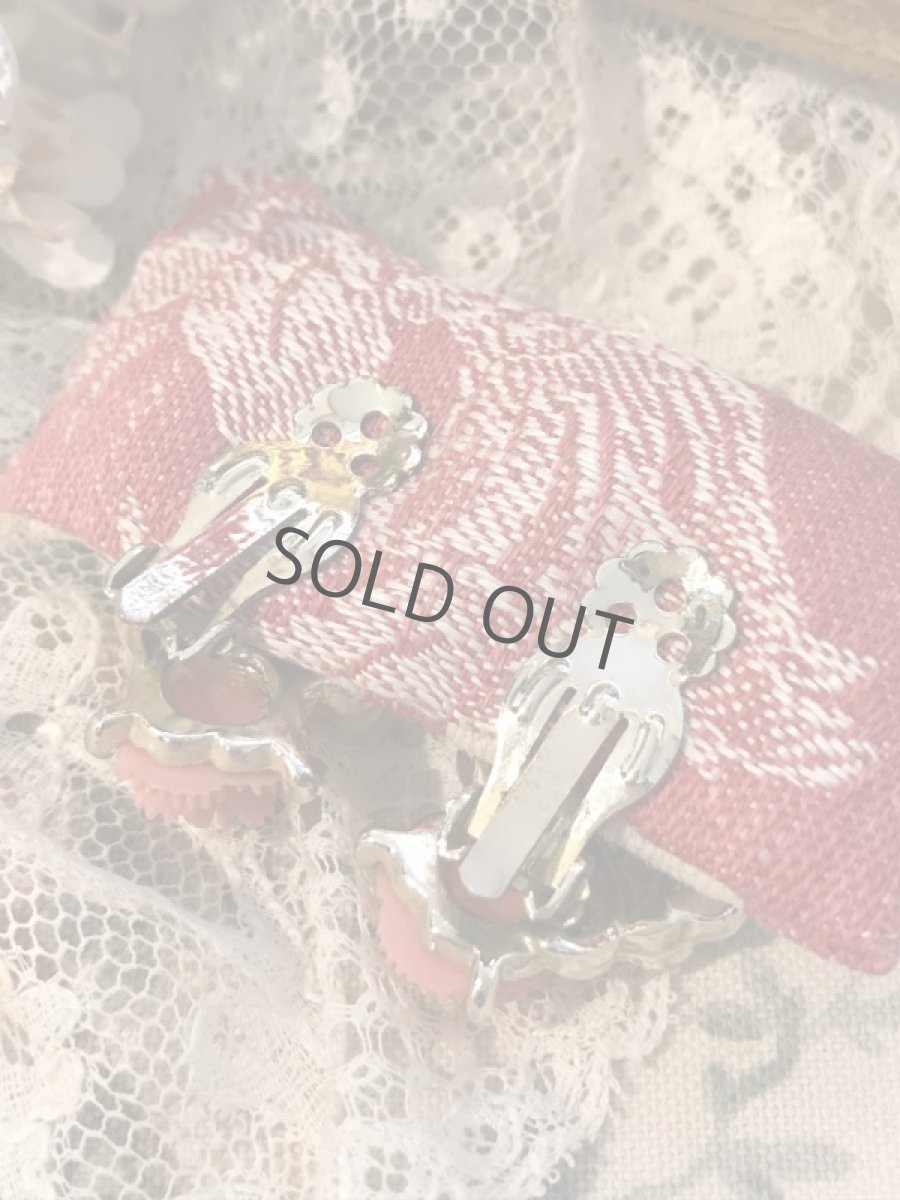 画像4: 赤い薔薇とフェイクパールの耳飾り (4)