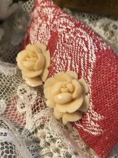 画像2: アイボリーのようなセルロイドの薔薇の耳飾り (2)