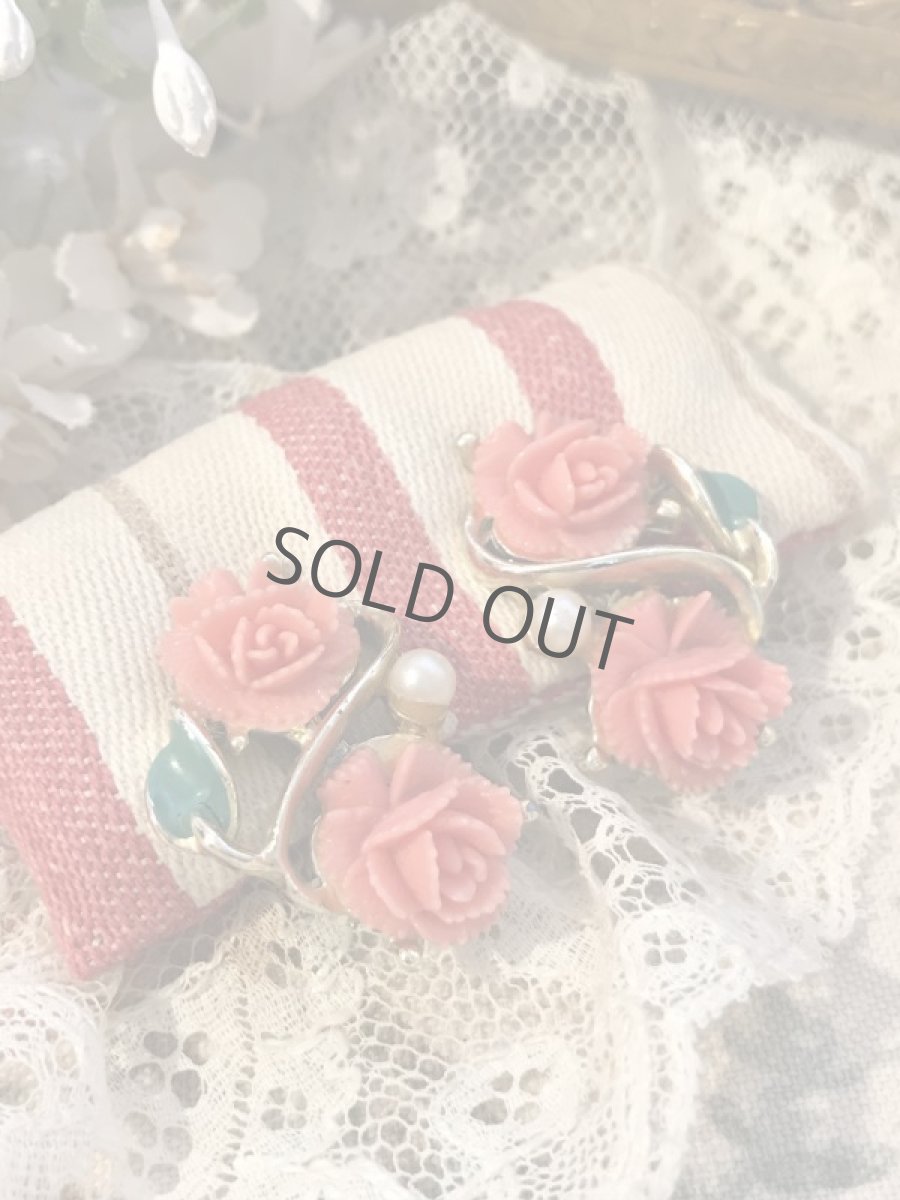 画像2: 赤い薔薇とフェイクパールの耳飾り (2)