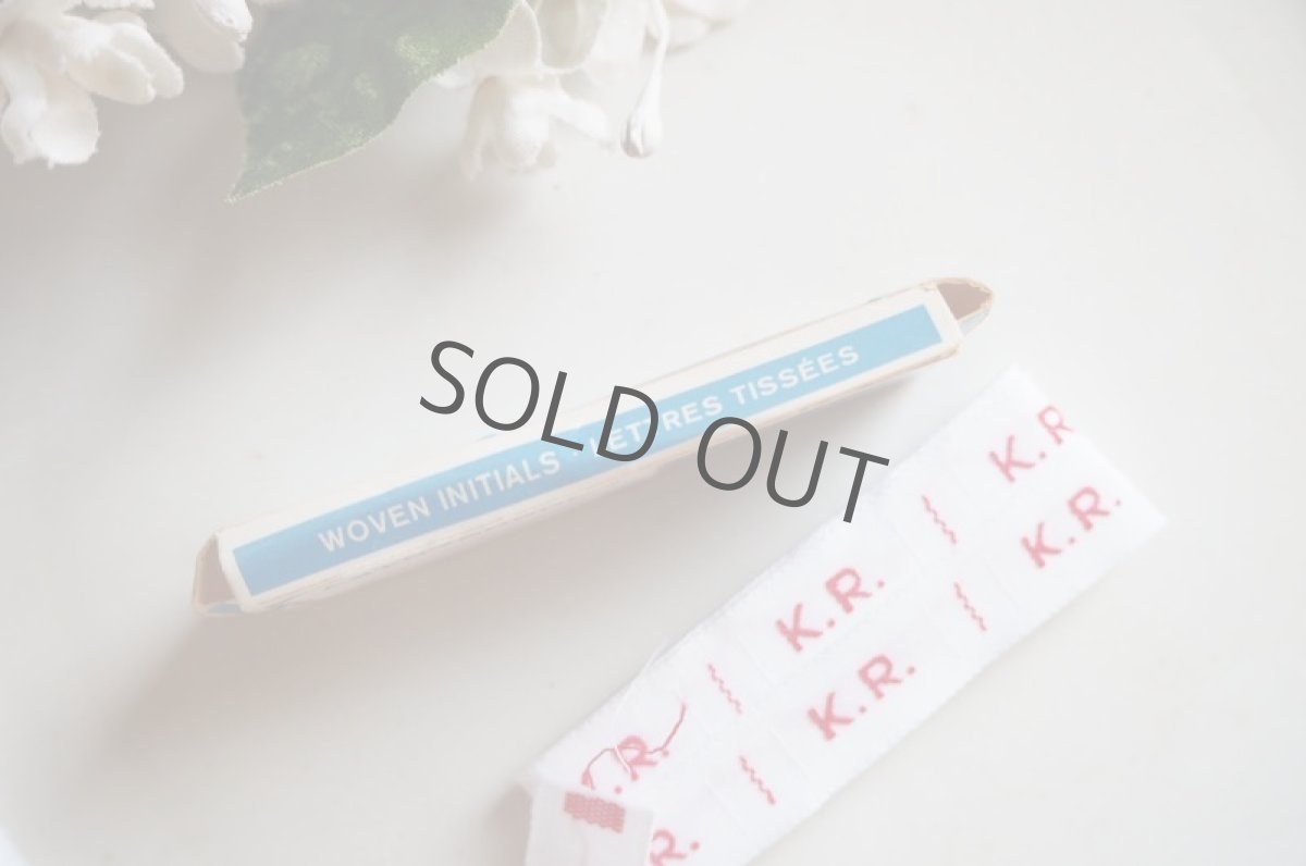 画像3: 箱入りモノグラム/刺繍布タグ/イニシャルテープ/K.R. (3)