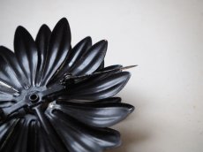 画像9: 黒い花エナメルのブローチ (9)