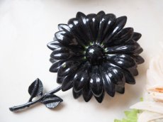 画像4: 黒い花エナメルのブローチ (4)