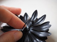 画像10: 黒い花エナメルのブローチ (10)