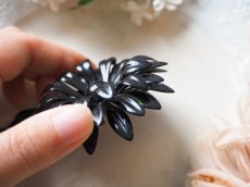 画像5: 黒い花エナメルのブローチ (5)
