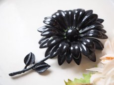 画像12: 黒い花エナメルのブローチ (12)