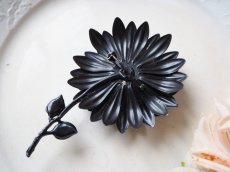 画像7: 黒い花エナメルのブローチ (7)