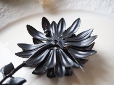 画像8: 黒い花エナメルのブローチ (8)