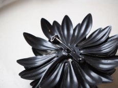 画像11: 黒い花エナメルのブローチ (11)