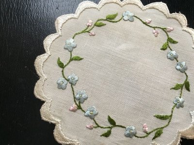 画像1: 小さな手仕事ドイリー／小花のシルク刺繍／ガーランド丸