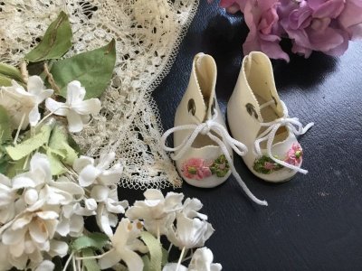 画像1: ドール用小さな白い靴／小花