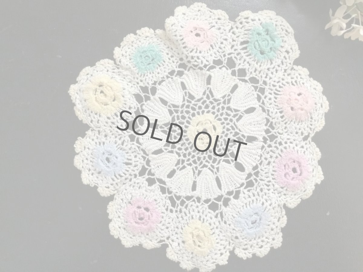 画像2: 手仕事クロシェレースのドイリー/パステル小花 (2)