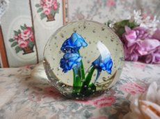 画像3: ガラス製ペーパーウェイト 透明気泡入り 青い花 (3)