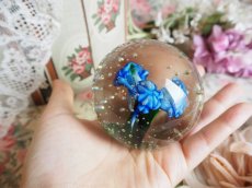 画像10: ガラス製ペーパーウェイト 透明気泡入り 青い花 (10)