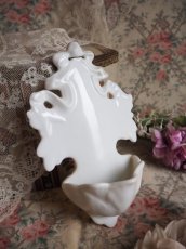 画像2: 陶器製 白い聖水入れ (2)