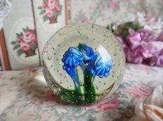 画像4: ガラス製ペーパーウェイト 透明気泡入り 青い花 (4)